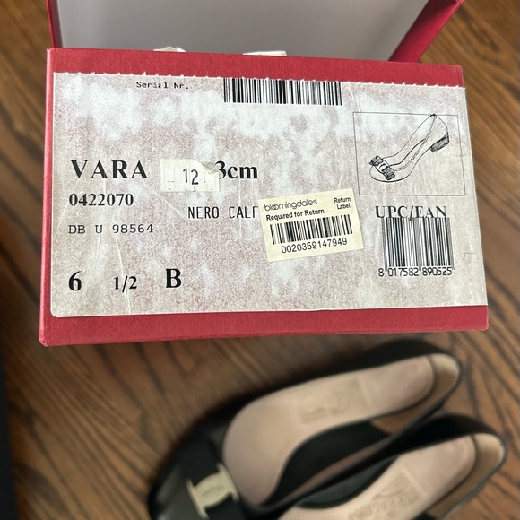 Gently worn black Ferragamo Vara pumps in size 36.5 - Picture 6 of 6